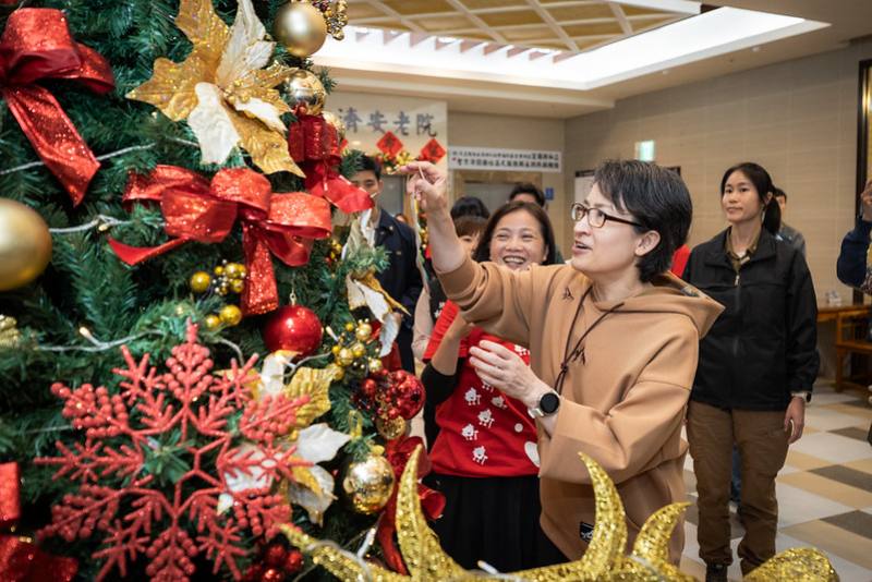 副總統也收下長輩親手製作的聖誕卡片，並寫下祝福語掛在聖誕樹上，現場互動氣氛溫馨愉悅