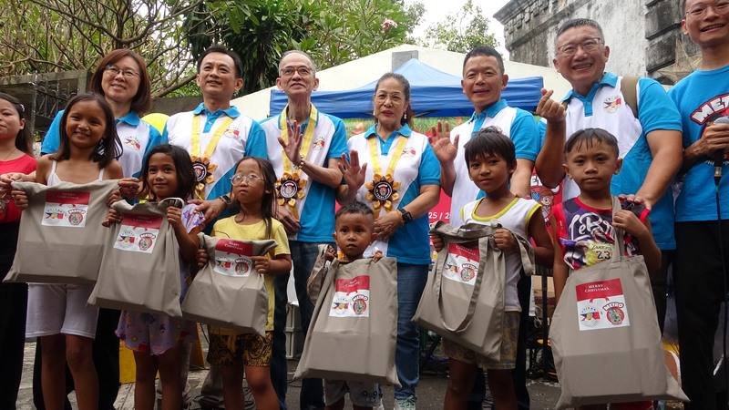 在「大都會國際兒童事工」牽線下，菲律賓台灣工商總會理事主席林家丞（後左2）、會長楊鴻裕（後左3），5日偕同幹部前往馬尼拉北部公墓，為300多名小朋友發送食品包