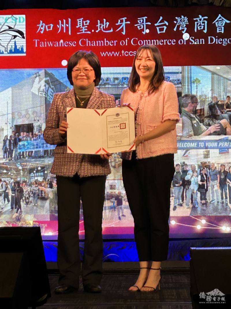 僑委會參事賴麗瑩(左一)頒發會長李真琪(右一)賀狀