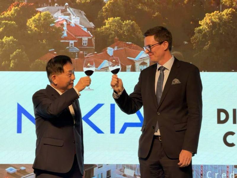 外交部常務次長葛葆萱與芬蘭商務辦事處代表羅瑞（Lauri Raunio）相互舉杯致意