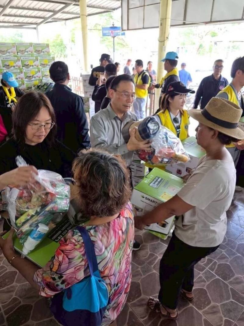 為關心及慰問泰國南部洪災受災台商及僑民，駐泰代表藍夏禮今天親自赴重災區合艾，並協助搬運物資。（駐泰代表處提供提供）