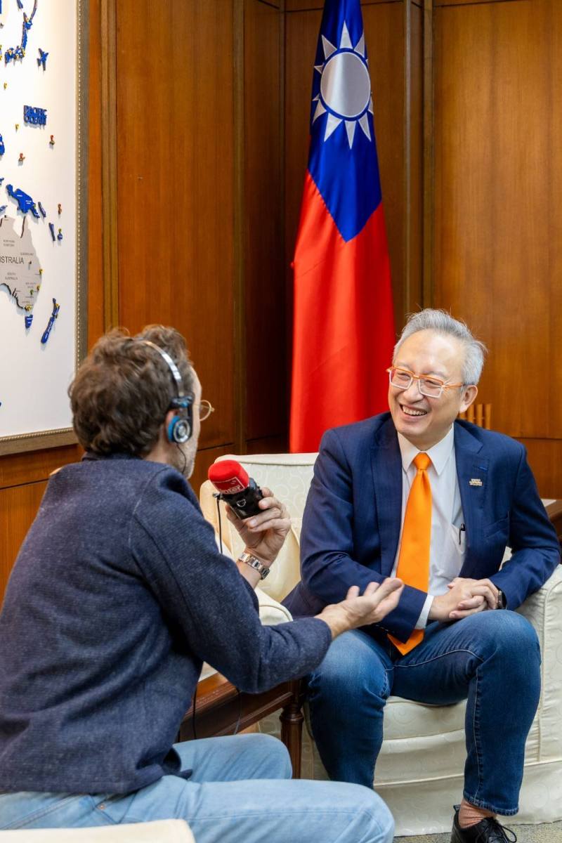 外交部政務次長吳志中接受訪團主持人及法國在台協會專訪，分享台灣飲食文化