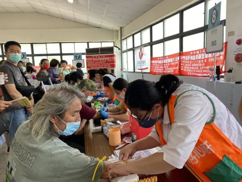 肝病防治學術基金會長年在各地舉辦免費篩檢活動，不但跟醫療院所談好肝基會轉介的患者免收掛號費等，並由基金會提供醫療補助給醫院、想辦法接送民眾往返等。（肝基會提供）