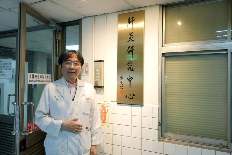 台大醫院肝炎中心主任楊宏志（圖）說，民間機構多方宣導之後，很多病人主動來表達治療意願，政策加上宣導，以及產官學界配合，是台灣消除C肝成功的主要原因。