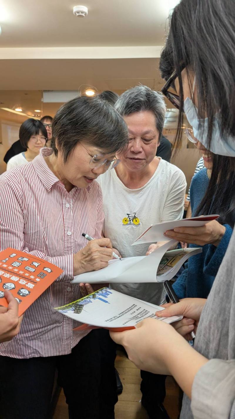 劉部長為小橘書簽名