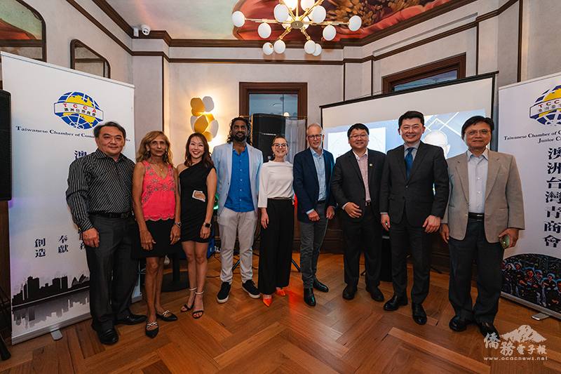 駐雪梨辦事處處長吳正偉（右2）及澳洲臺灣商會會長黃教庭（右3）與主流政要及多位僑界領袖共襄盛舉