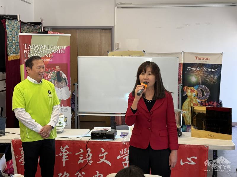 金山灣區文教中心主任莊雅淑（右）致詞