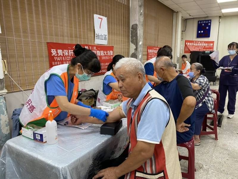 台大醫院肝炎中心主任楊宏志認為，公衛醫療結合民間力量消除C肝炎，民間的貢獻最重要是提升民眾對疾病的認知，以及協助執行C肝篩檢及治療。圖為肝基會舉辦免費篩檢活動。（肝基會提供）