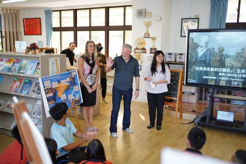 高雄市文府國中2025年以「敘利亞筆友計畫」讓學生透過書寫與繪畫跨國交流，5日並迎來荷蘭ArtEZ大學教授強斯敦（John Johnston）（中）到場觀課。（文府國中提供）