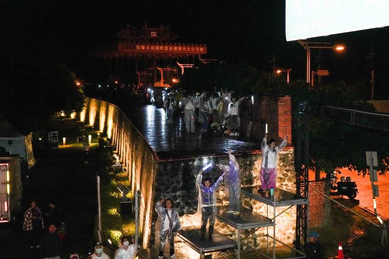 恆春半島首座劇場館6日啟用，是恆春建城150週年紀念壓軸盛事，屏東縣政府晚間舉辦「牽手傳唱．萬人護城」活動，與民眾一同見證半島文化新地標啟航。