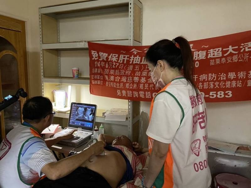台灣消滅C肝有成，從宣導衛教到提供篩檢人力、協助治療，翻轉肝病島國污名，民間力量功不可沒。圖為肝基會舉辦免費篩檢活動。（肝基會提供）