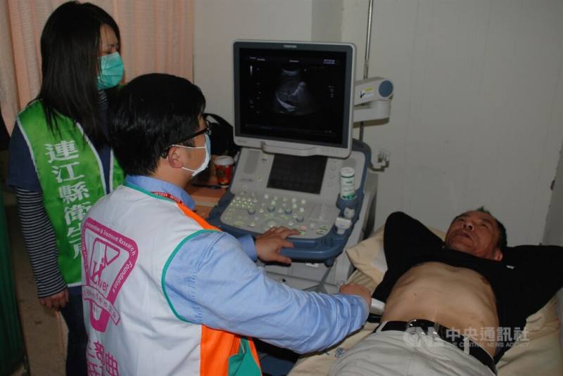 肝病基金會肝病篩檢列車2013年3月9日開到馬祖，為數百人檢查肝功能。（中央社檔案照片）