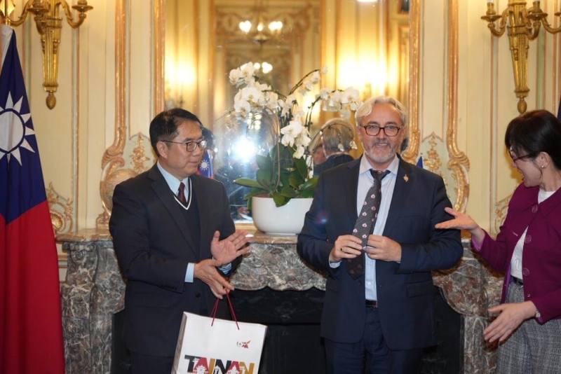 台南市長黃偉哲（左）率團訪問法國，與當地國民議會友台小組副主席馬蒂諾（Éric Martineau，另譯：馬堤諾）（左2）會晤，就多項議題進行深度會談。（台南市政府提供）