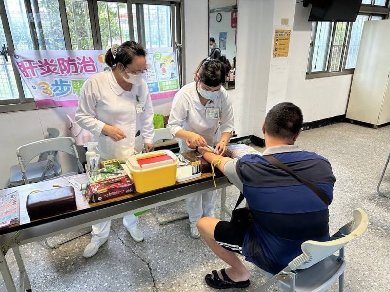 苗栗縣苑裡鎮的C肝盛行率高達11%，遠高於全國平均的4%，為此，苑裡鎮衛生所與當地醫療院所合作深入社區設篩檢站，盼找出潛在C肝感染者。（苑裡衛生所提供）