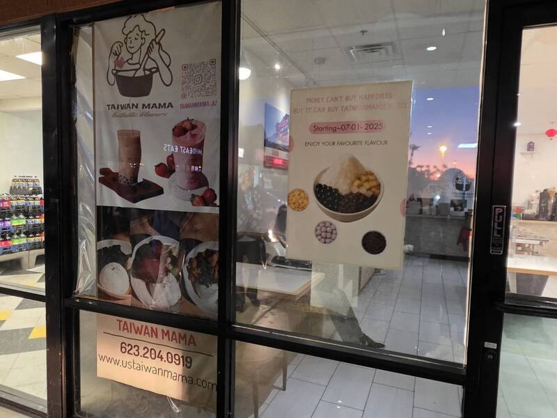 主打台灣味的餐廳TAIWAN MAMA位於鳳凰城，門口懸掛的爌肉飯、珍奶等台灣美食海報。