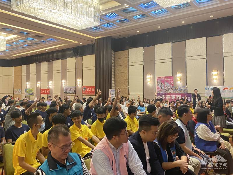 現場有獎徵答，學生反應熱烈、踴躍舉手