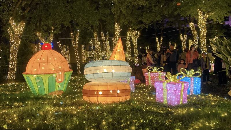 2025新北歡樂耶誕城已於11月正式開城，將陪伴民眾歡度耶誕與跨年節慶，6日適逢週末假日，賞玩人潮多，燈海區設置的可愛燈飾也深深擄獲大小朋友的心。