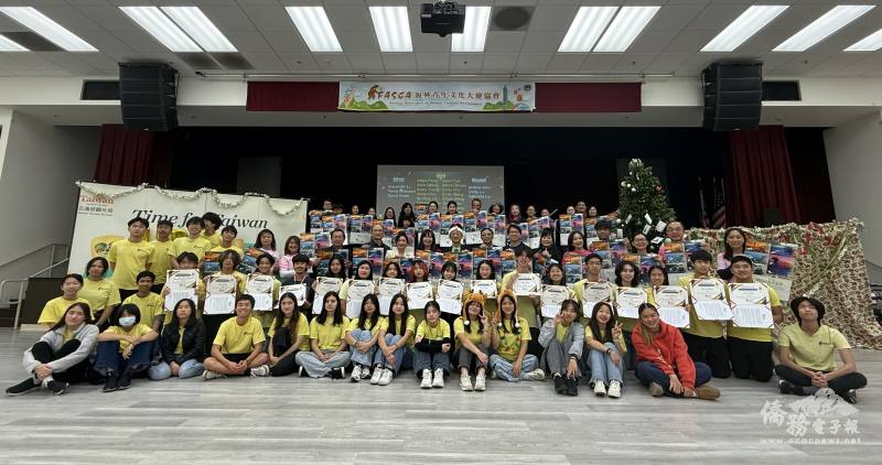 與會貴賓、家長開心持僑委會月曆、學員持志工服務證書合影