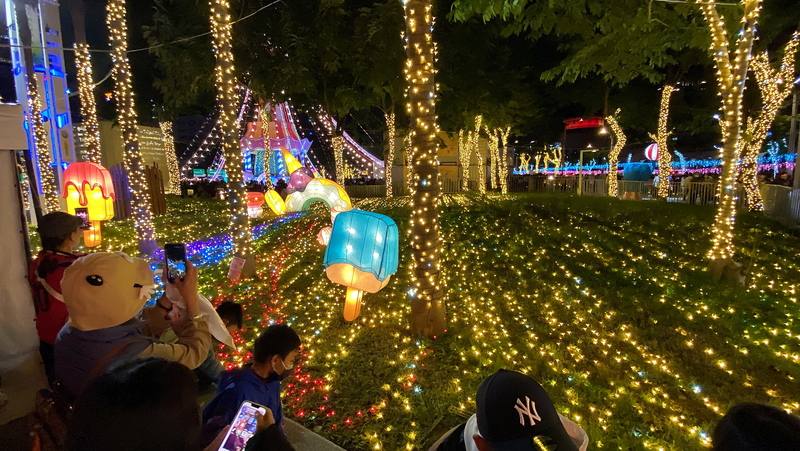 2025新北歡樂耶誕城持續開城，適逢週末假期，6日晚間許多大小朋友前往欣賞美麗燈飾。