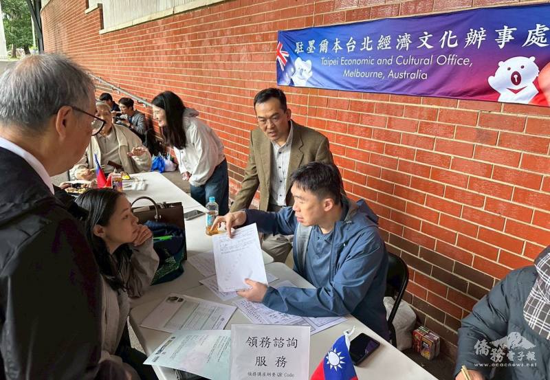 領務同仁耐心回應民眾詢問