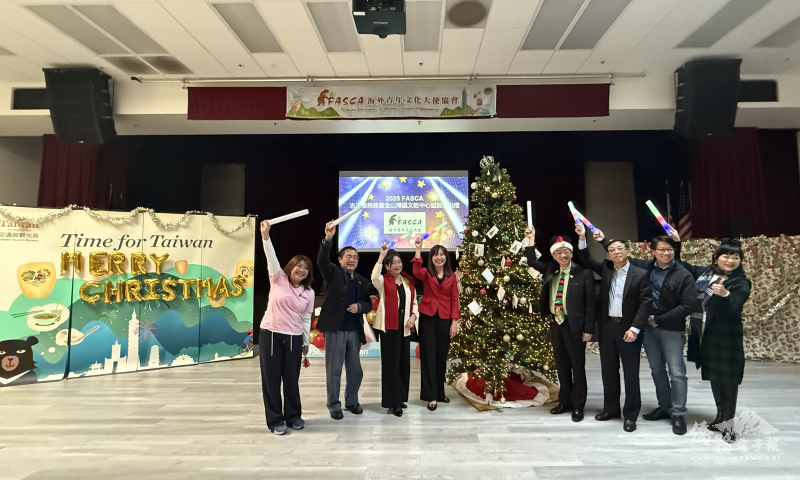 金山灣區文教中心主任主任莊雅淑(左4)與僑務委員共同點亮中心聖誕樹