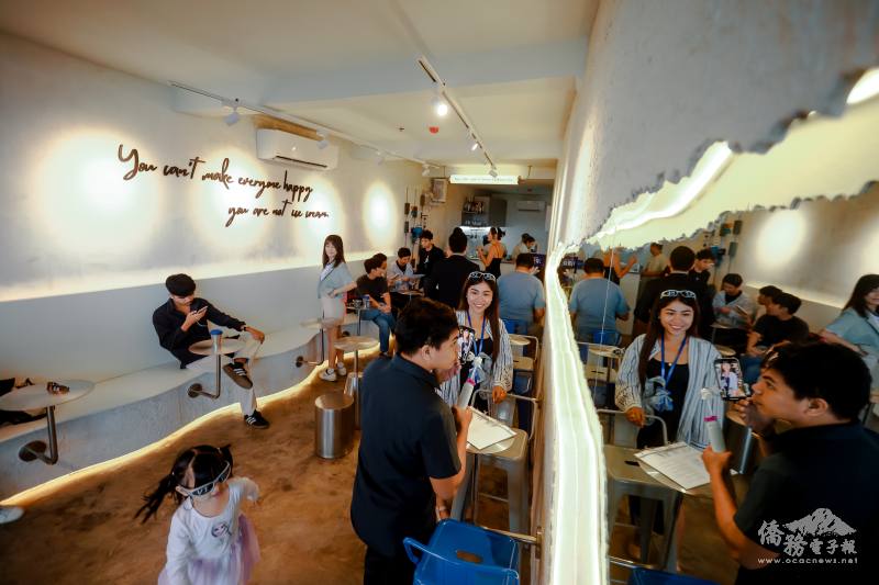 VIBE Café & Bar白天供應精品咖啡與CNN全球50大甜點之一的雪花冰，深受僑胞與旅客喜愛。