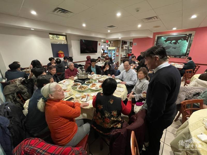 餐會與會的志工們在輕鬆溫馨氣氛中互動、交流
