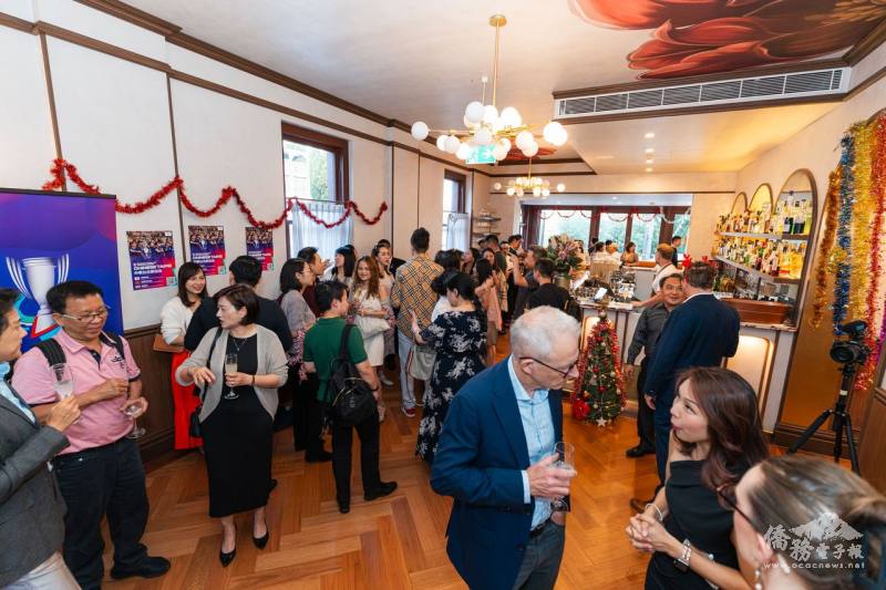 僑界朋友彼此交流近況