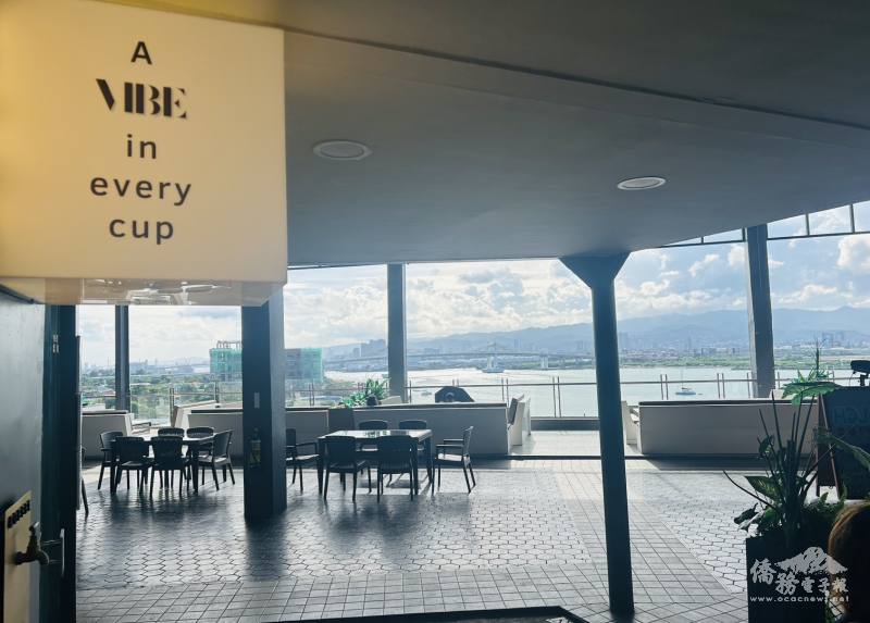 VIBE Café & Bar坐落於宿霧Lapu-Lapu市頂樓，擁有開闊視野，是欣賞夕陽與夜景的熱門打卡景點。