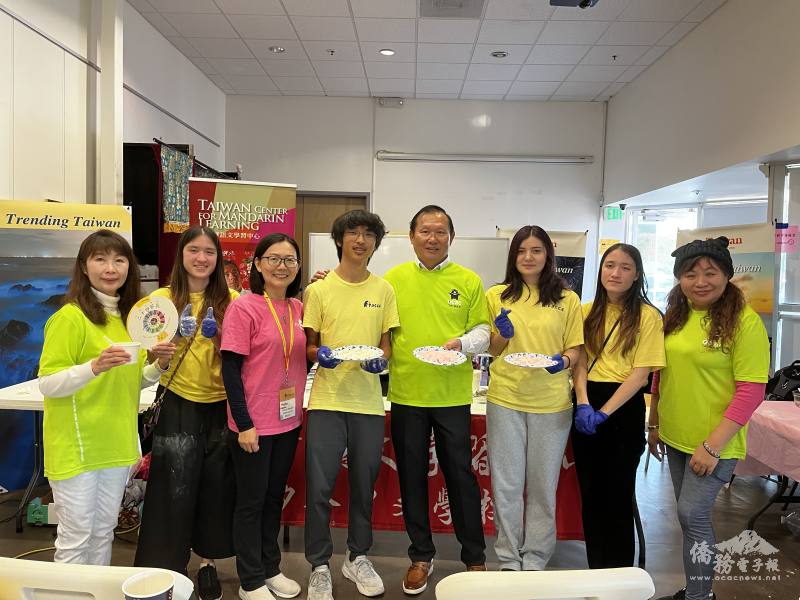FASCA學員開心手拿湯圓成品與北加州臺灣華語文學習中心矽谷中文學校校長寇惠風（右4）及教師合影