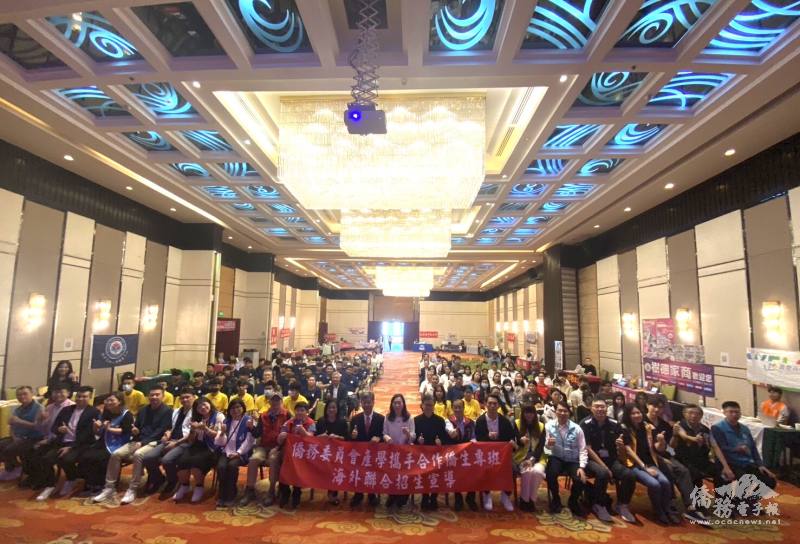 與會貴賓、臺灣學校代表及參加人員合影