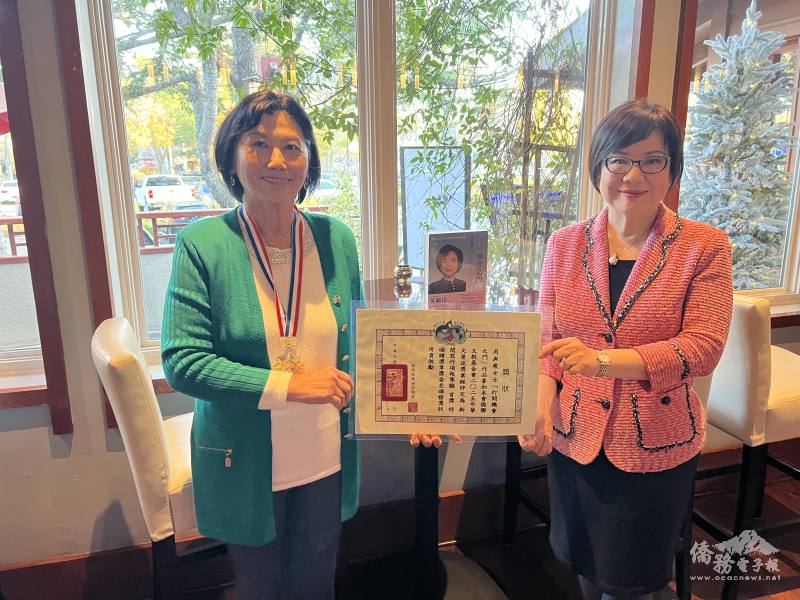 《打開機會之門》獲僑聯新聞報導獎 ，灣區女作家周典樂(左)與董繼玲(右)合影留念