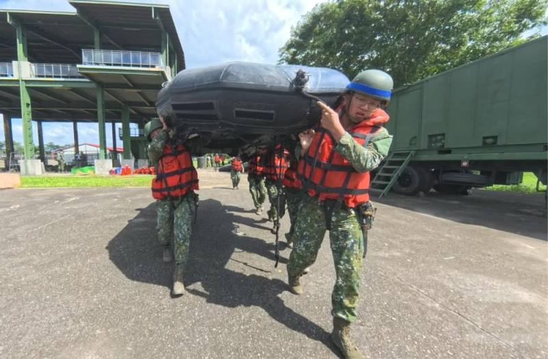 官兵實施「舟艇漕渡」訓練。（53工兵群提供）