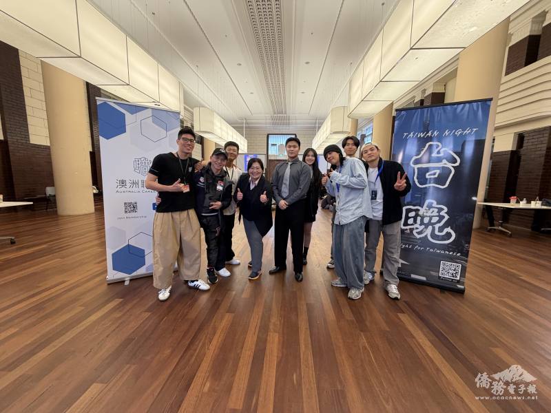 澳洲職場人維多利亞州分會會長葉子嘉、駐墨爾本辦事處副組長楊容清與出席貴賓合影