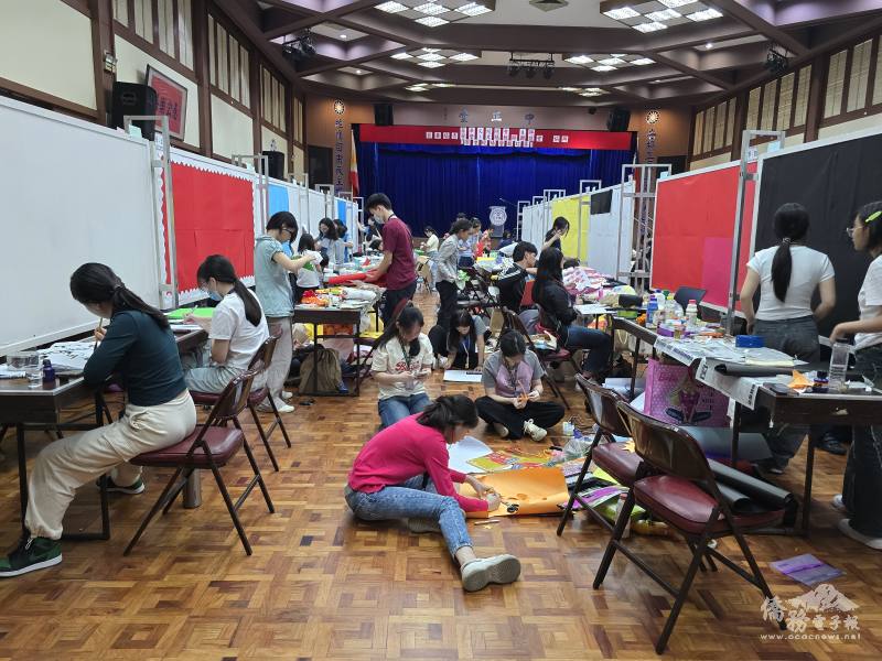 菲華文經總會學生現場壁報比賽會場，作品繽紛亮眼、氣氛熱烈。