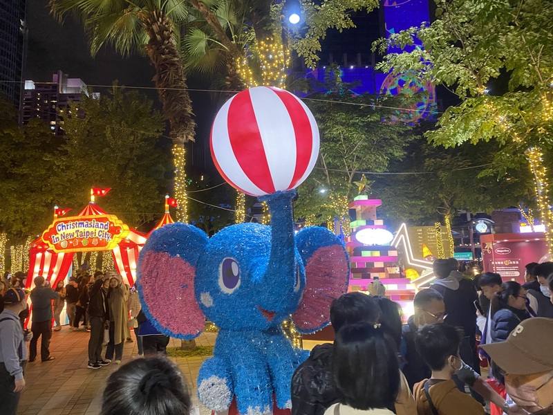 2025新北歡樂耶誕城正持續展開，6日適逢週末假期，入夜後活動會場湧入不少人潮，逛市集、賞燈飾、看光雕秀等等，氣氛熱鬧。