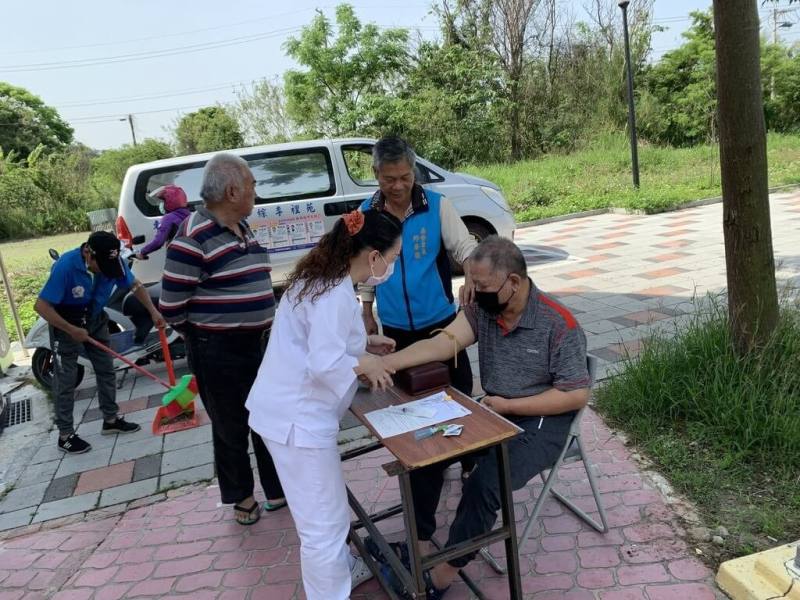 苗栗縣苑裡鎮的C肝盛行率高達11%，遠高於全國平均的4%，苑裡鎮衛生所與當地醫療院所、村里鄰長合作，挨家挨戶找出沒有篩檢過的民眾。（苑裡衛生所提供）