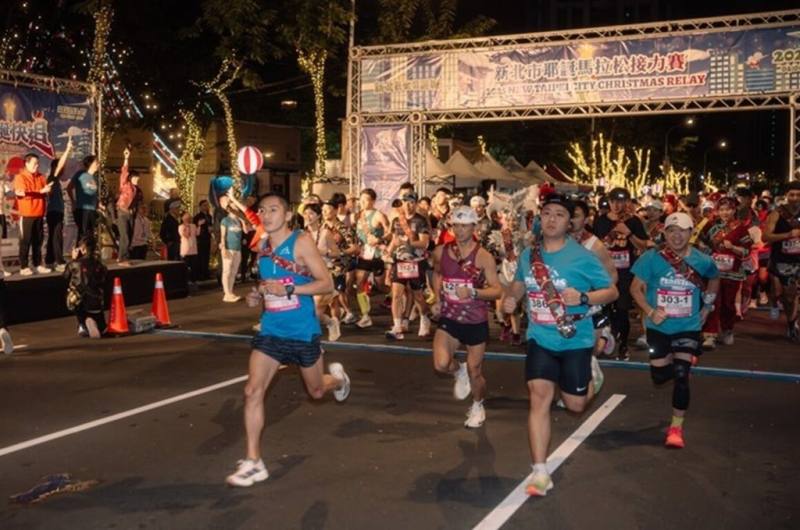 新北市耶誕馬拉松接力賽7日清晨開跑，跑者揹上接力信物銀色鈴鐺，冒著低溫熱血向前衝。（市府提供）