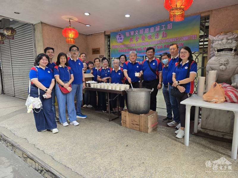 菲華文經總會婦女工作組熱食發放活動。