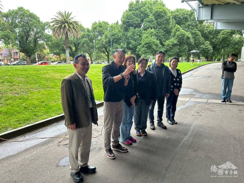 駐墨爾本辦事處處長呂明澤夫婦率副組長楊容清、秘書李長治及領務同仁感謝鄉親對辦事處的支持