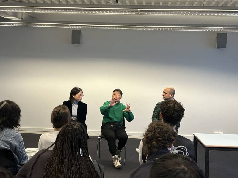導演王小棣（中）5日赴洛桑藝術學院電影系主持大師班，以生動的描述與瑞士學子分享跨越劇場、電影及東西方文化的學習旅程，現場互動熱烈。（駐法國台灣文化中心提供）