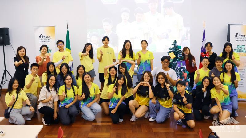 諮詢導師林奕君及羅蘭芳（後排左一、二）與學員合影