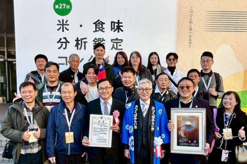 2025日本「第27屆米．食味分析鑑定國際大賽」頒獎典禮7日在茨城縣筑波未來市舉行，桃園市大園區青農陳士賢（1排左3）憑藉「桃園3號」，拿下最高榮譽金賞獎。（桃園市政府農業局提供