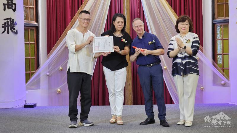 校長許曉菁(左2)與新興教會牧師向僑務促進委員杜宜恭(左1)表達感謝