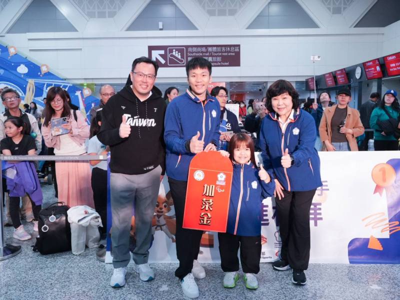 運動部李洋部長頒贈加菜金給吳于嫣選手(右2)，與鄭世忠政務次長、代表團穆閩珠團長合影