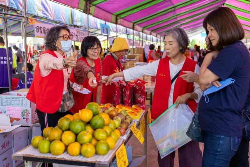 南投家扶中心7日在南投縣農工商會展中心舉辦冬暖慈幼園遊會，現場聚集超過百家公司及善心人士參與設攤，所得將用於南投家扶2026年運作經費。（南投縣政府提供）
