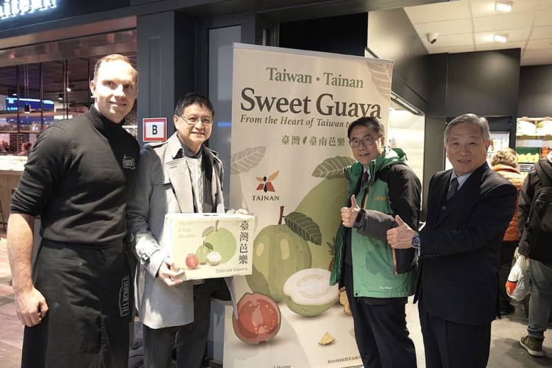 台南芭樂首度叩關歐盟，台南市長黃偉哲（右2）近日率團到荷蘭拓銷，並在阿姆斯特丹舉行台灣芭樂首銷歐洲暨台南芭樂鳳梨展售會。（台南市政府提供）