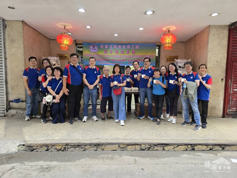菲華文經總會工作團隊在熱食發放活動結束後合影。