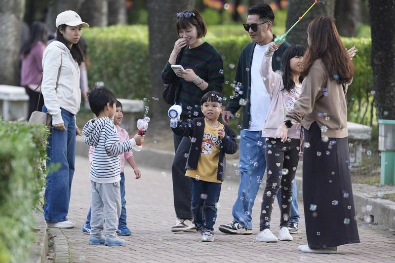 圖為台北市中正區民眾帶著孩子趁著好天氣到中正紀念堂出遊。