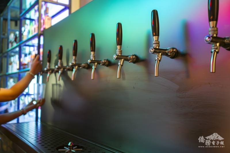 Buzzed Station Cafe & Bar夜間提供多款創意調酒，配合燈光與音樂，打造宿霧最具特色的潮流酒吧體驗。